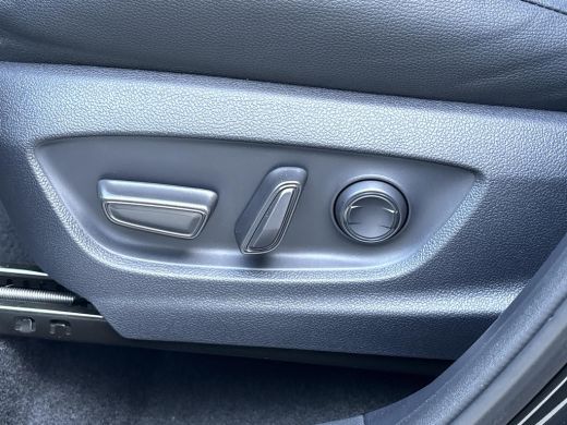 Toyota C-HR 2.0 Plug-in Hybrid 220 Black Edition **GEHEUGENSTOEL/ DODEHOEK DETECTIE/ PARKEERSENSOREN** ActivLease financial lease