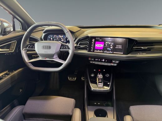 Audi Q4 e-tron 45 quattro S Edition Competition 82 kWh | Optiekpakket zwart plus | Glazen panoramadak | Assisten... ActivLease financial lease
