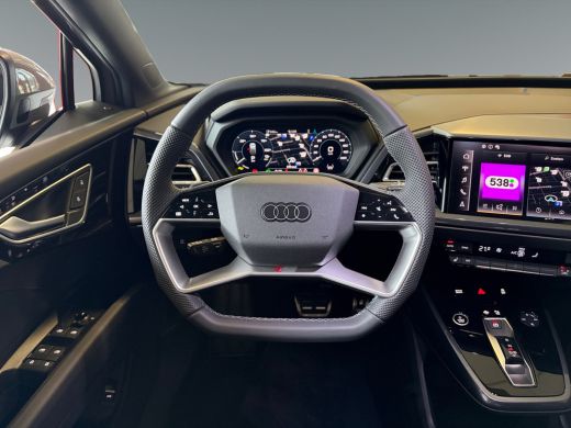 Audi Q4 e-tron 45 quattro S Edition Competition 82 kWh | Optiekpakket zwart plus | Glazen panoramadak | Assisten... ActivLease financial lease