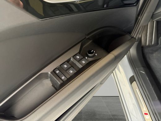 Audi Q4 e-tron 45 quattro S Edition Competition 82 kWh | Optiekpakket zwart plus | Glazen panoramadak | Assisten... ActivLease financial lease