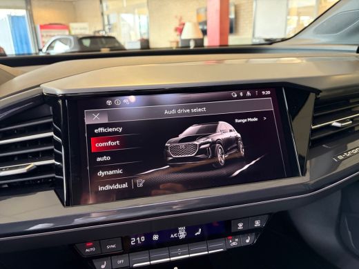 Audi Q4 e-tron 45 quattro S Edition Competition 82 kWh | Optiekpakket zwart plus | Glazen panoramadak | Assisten... ActivLease financial lease