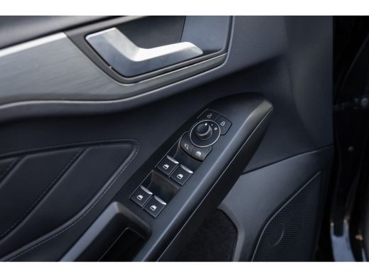 Ford Focus 1.0 EcoBoost Hybrid Vignale | 155pk! | Uniek/full options! | Trekhaak | Leder | Adap cruise | App... ActivLease financial lease