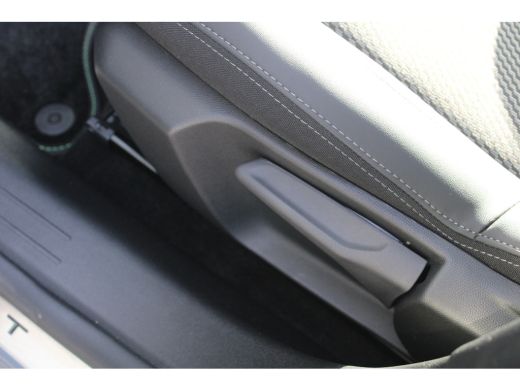 Peugeot 208 Hybrid 100 e-DCS6 GT | Automaat | Navi by app | Panoramadak | Camera | Apple carplay | 7.000km | ... ActivLease financial lease