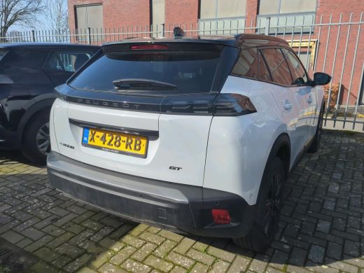 Peugeot e-2008 EV GT 54 kWh | Navigatie | Panorama/schuifdak | Fase 3 laden | Camera voor + achter | 18 Inch LMV | ActivLease financial lease