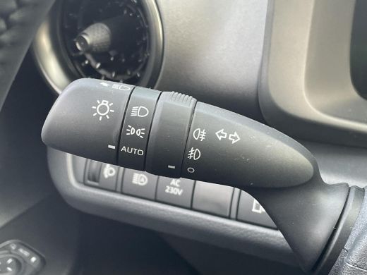 Toyota C-HR 2.0 Plug-in Hybrid 220 Dynamic ActivLease financial lease