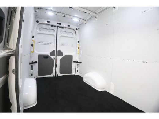 Volkswagen Crafter 2.0 TDI L3H3 140PK | Aut. | Airco | Camera | Adap. Cruise | Trekhaak | Carplay | Parkeersens. ActivLease financial lease