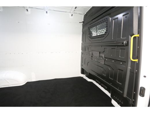 Volkswagen Crafter 2.0 TDI L3H3 140PK | Aut. | Airco | Camera | Adap. Cruise | Trekhaak | Carplay | Parkeersens. ActivLease financial lease