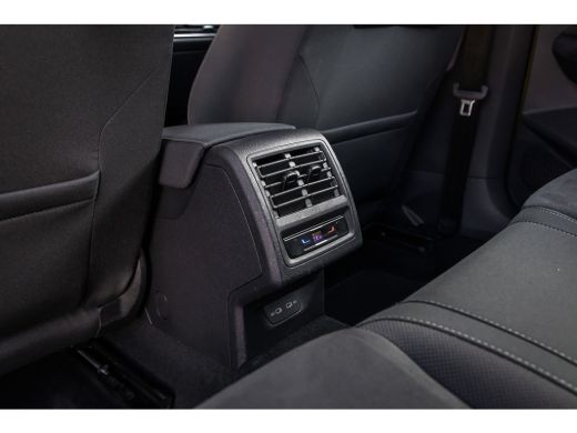 Volkswagen Golf 1.4 eHybrid Style | Massage stoel+ verwarming | Camera | Apple Carplay/Android Auto | Cruise adap... ActivLease financial lease