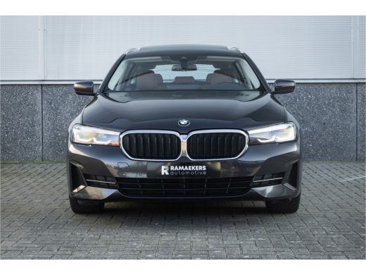 BMW 5 Serie Touring 530e Panoram / Camera / Leder / Elec stoelen / ActivLease financial lease