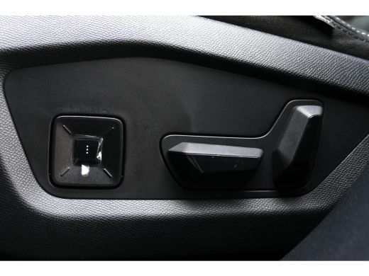 Peugeot e-3008 73KWH 325PK DUAL MOTOR LAUNCH EDITION AUTOMAAT / NAVI / LEDER / CLIMA / PDC / CAMERA V+A / PANO.D... ActivLease financial lease