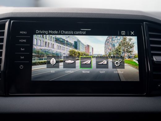 Skoda Karoq 1.5 TSI ACT Sportline Business | Elk. A-klep | Camera | Lane Assist | Stoel & Stuur verw. | Prijs... ActivLease financial lease