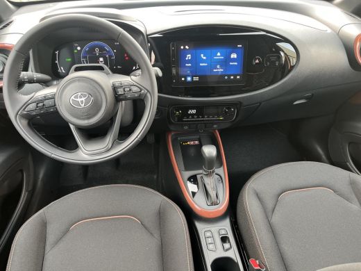 Toyota Aygo Hybrid 115 pulse | Cinnamon met zwart dak | Nieuw uit voorraad leverbaar | ActivLease financial lease