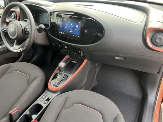 Toyota Aygo Hybrid 115 pulse | Cinnamon met zwart dak | Nieuw uit voorraad leverbaar | ActivLease financial lease