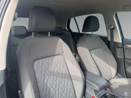 Volkswagen Golf 1.5 204pk eHybrid Life Edition Zijruiten achter en achterruit getint | Navigatie 'Discover' | Ach... ActivLease financial lease