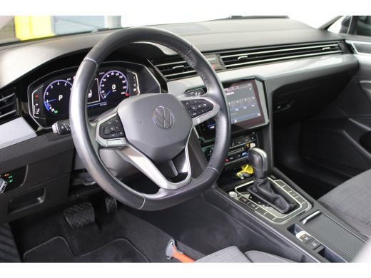 Volkswagen Passat 1.5 TSI Business | Adaptieve cruise control | Climate control | Keyless start | Apple carplay | ActivLease financial lease