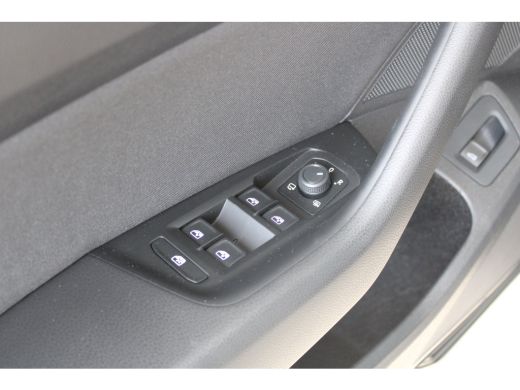 Volkswagen Passat 1.5 TSI Business | Adaptieve cruise control | Climate control | Keyless start | Apple carplay | ActivLease financial lease