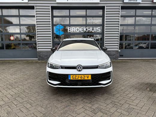 Volkswagen Passat Variant 1.5 eTSI R-Line Edition | Trekhaak | Panoramadak | Eletrische A-klep | Head up Display | ... ActivLease financial lease