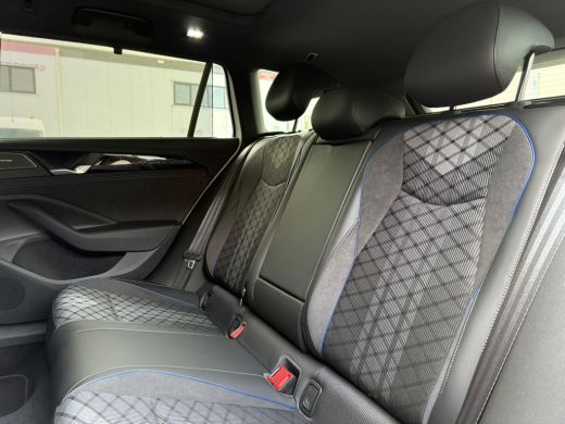 Volkswagen Passat Variant 1.5 eTSI R-Line Edition | Trekhaak | Panoramadak | Eletrische A-klep | Head up Display | ... ActivLease financial lease