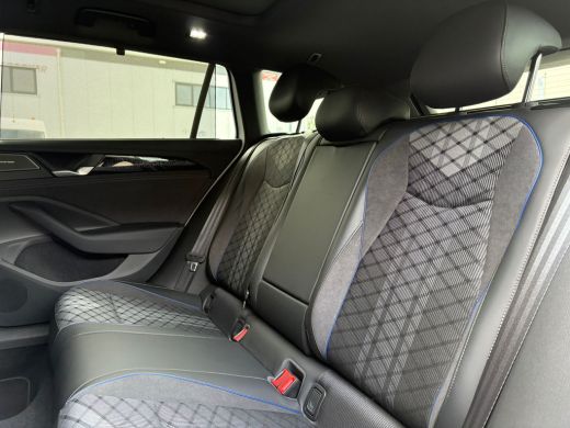 Volkswagen Passat Variant 1.5 eTSI R-Line Edition | Trekhaak | Panoramadak | Eletrische A-klep | Head up Display | ... ActivLease financial lease