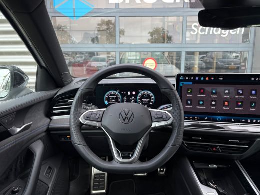 Volkswagen Passat Variant 1.5 eTSI R-Line Edition | Trekhaak | Panoramadak | Eletrische A-klep | Head up Display | ... ActivLease financial lease