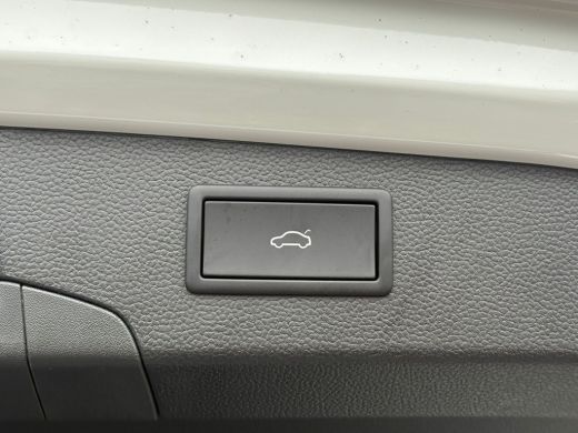 Volkswagen Passat Variant 1.5 eTSI R-Line Edition | Trekhaak | Panoramadak | Eletrische A-klep | Head up Display | ... ActivLease financial lease