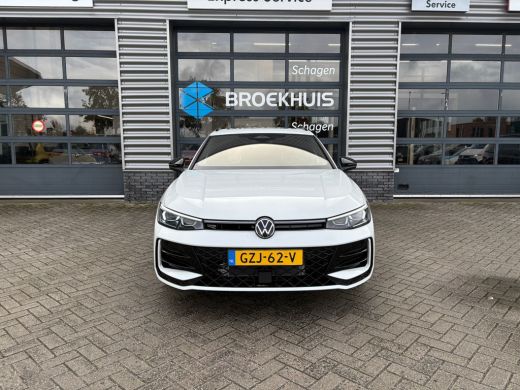 Volkswagen Passat Variant 1.5 eTSI R-Line Edition | Trekhaak | Panoramadak | Eletrische A-klep | Head up Display | ... ActivLease financial lease