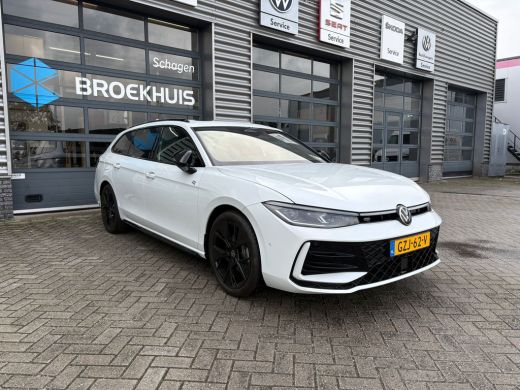Volkswagen Passat Variant 1.5 eTSI R-Line Edition | Trekhaak | Panoramadak | Eletrische A-klep | Head up Display | ... ActivLease financial lease
