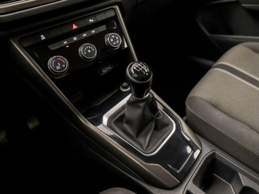 Volkswagen T-Roc 1.0 TSI Sport (APPLE CARPLAY, GROOT NAVI, ADAPTIVE CRUISE, PARKEERSENSOREN, SPORTSTOELEN, LANE AS... ActivLease financial lease