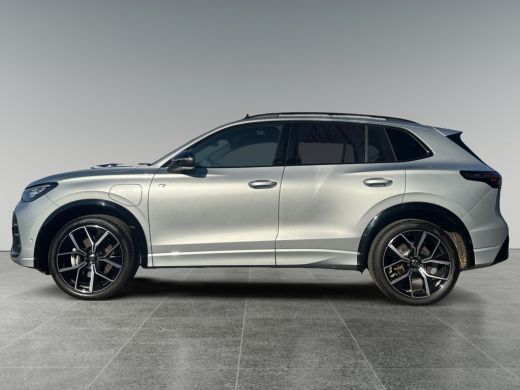 Volkswagen Tiguan 1.5 204pk eHybrid R-Line Edition Black Style Pakket | Panoramaschuif-kanteldak | Parkeerassistent... ActivLease financial lease