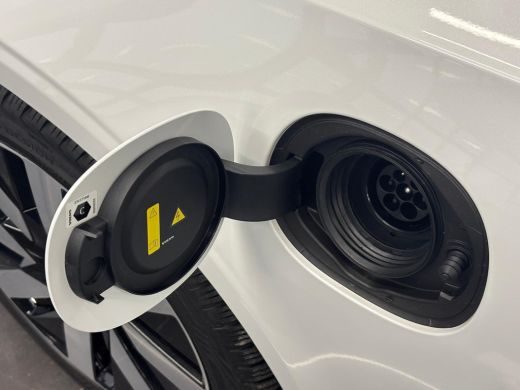 Volvo  V90 T8 Plug-in hybrid AWD Ultra Dark | Achterbank verwarmd | Apple Carplay/Android Auto|telefooninteg... ActivLease financial lease