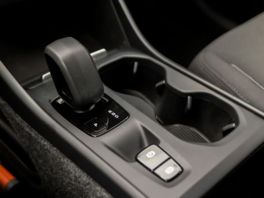 Volvo  XC40 1.5 T2 Momentum Sport Automaat (APPLE CARPLAY, GROOT NAVI, STUUR/STOELVERWARMING, CAMERA, SPORTST... ActivLease financial lease