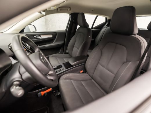 Volvo  XC40 1.5 T2 Momentum Sport Automaat (APPLE CARPLAY, GROOT NAVI, STUUR/STOELVERWARMING, CAMERA, SPORTST... ActivLease financial lease