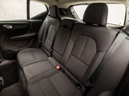 Volvo  XC40 1.5 T2 Momentum Sport Automaat (APPLE CARPLAY, GROOT NAVI, STUUR/STOELVERWARMING, CAMERA, SPORTST... ActivLease financial lease