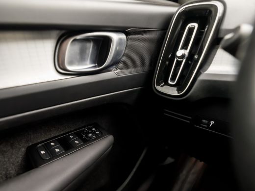 Volvo  XC40 1.5 T2 Momentum Sport Automaat (APPLE CARPLAY, GROOT NAVI, STUUR/STOELVERWARMING, CAMERA, SPORTST... ActivLease financial lease