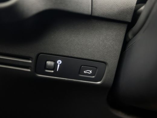 Volvo  XC40 1.5 T2 Momentum Sport Automaat (APPLE CARPLAY, GROOT NAVI, STUUR/STOELVERWARMING, CAMERA, SPORTST... ActivLease financial lease