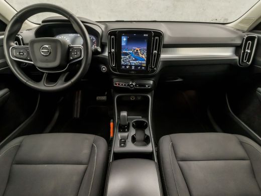 Volvo  XC40 1.5 T2 Momentum Sport Automaat (APPLE CARPLAY, GROOT NAVI, STUUR/STOELVERWARMING, CAMERA, SPORTST... ActivLease financial lease