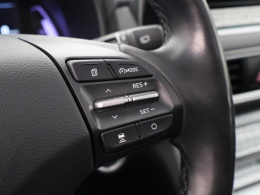 Hyundai Kona EV PREMIUM SKY 64 KWH + SCHUIFDAK | LEDER | STOELVENTILATIE | STUURVERW. | STOELVERW. ActivLease financial lease