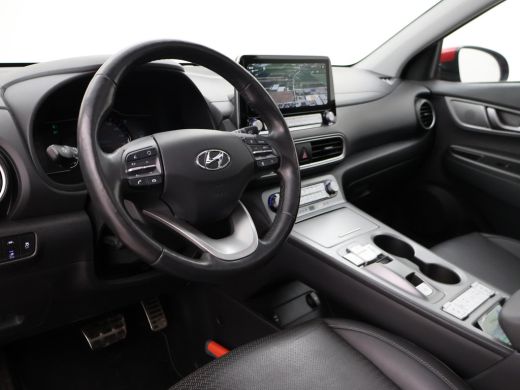 Hyundai Kona EV PREMIUM SKY 64 KWH + SCHUIFDAK | LEDER | STOELVENTILATIE | STUURVERW. | STOELVERW. ActivLease financial lease