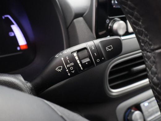 Hyundai Kona EV PREMIUM SKY 64 KWH + SCHUIFDAK | LEDER | STOELVENTILATIE | STUURVERW. | STOELVERW. ActivLease financial lease