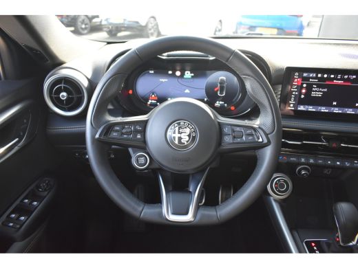 Alfa Romeo Tonale 1.3T PHEV Sprint Q4 280pk | Afn. Trekhaak | Stuur/Stoelverwarming | Navigatie | 19"LMV | Achterui... ActivLease financial lease