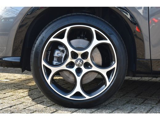 Alfa Romeo Tonale 1.3T PHEV Sprint Q4 280pk | Afn. Trekhaak | Stuur/Stoelverwarming | Navigatie | 19"LMV | Achterui... ActivLease financial lease