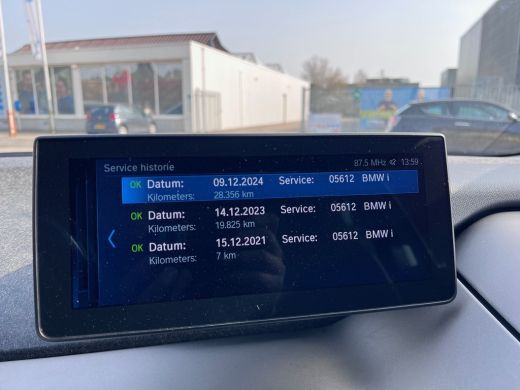 BMW i3 Executive 120Ah 42 kWh/Schuifdak/H-Kardon/Adaptive/Carplay/Camera/3-fase ActivLease financial lease