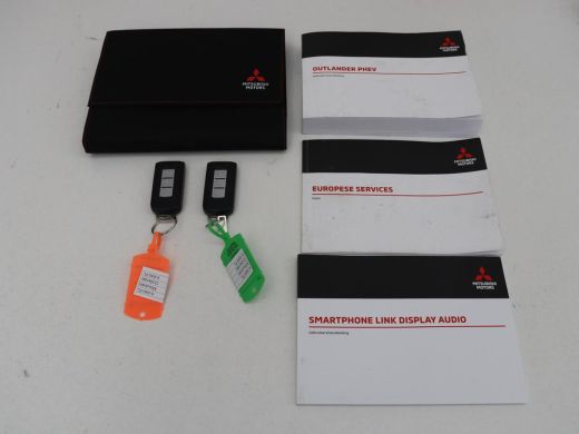 Mitsubishi Outlander 2.4 PHEV Pure | Stoelverwarming | Trekhaak | Camera | Carplay | Keyless | DAB | Cruise control | ... ActivLease financial lease