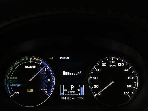 Mitsubishi Outlander 2.4 PHEV Pure | Stoelverwarming | Trekhaak | Camera | Carplay | Keyless | DAB | Cruise control | ... ActivLease financial lease