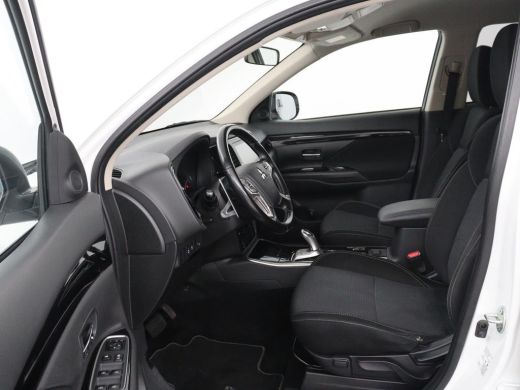 Mitsubishi Outlander 2.4 PHEV Pure | Stoelverwarming | Trekhaak | Camera | Carplay | Keyless | DAB | Cruise control | ... ActivLease financial lease