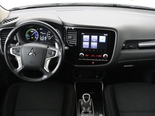 Mitsubishi Outlander 2.4 PHEV Pure | Stoelverwarming | Trekhaak | Camera | Carplay | Keyless | DAB | Cruise control | ... ActivLease financial lease