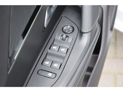 Peugeot 2008 1.2 PURETECH 130PK GT PACK AUTOMAAT / NAVI / LEDER / CLIMA / LED / PDC / 17" LMV / KEYLESS / ALCA... ActivLease financial lease