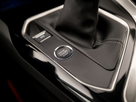 Peugeot 3008 1.2 PureTech Allure Sport 131Pk (PANORAMADAK, APPLE CARPLAY, GROOT NAVI, 360 CAMERA, KEYLESS, LED... ActivLease financial lease