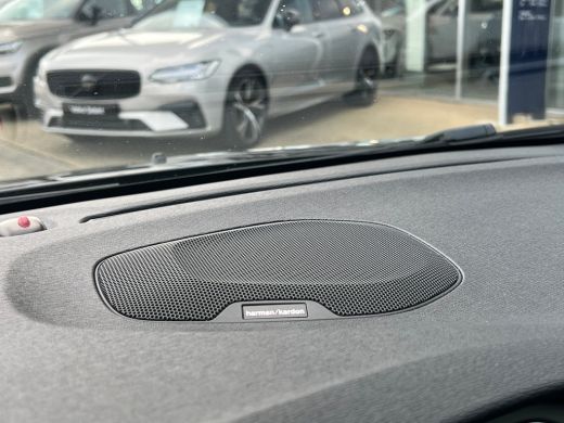 Volvo  V40 T3 Polar+ Sport | Panoramadak | Harman Kardon | Camera | Parkeersensoren voor en achter | Stoelve... ActivLease financial lease