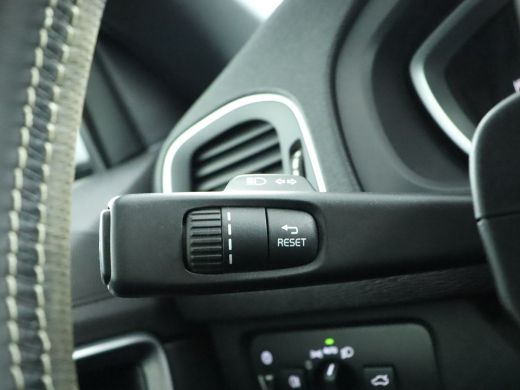 Volvo  V40 2.0 T2 R-Design | Panorama dak | Camera | PDC | Elektrisch verstelbare stoel | Navi ActivLease financial lease